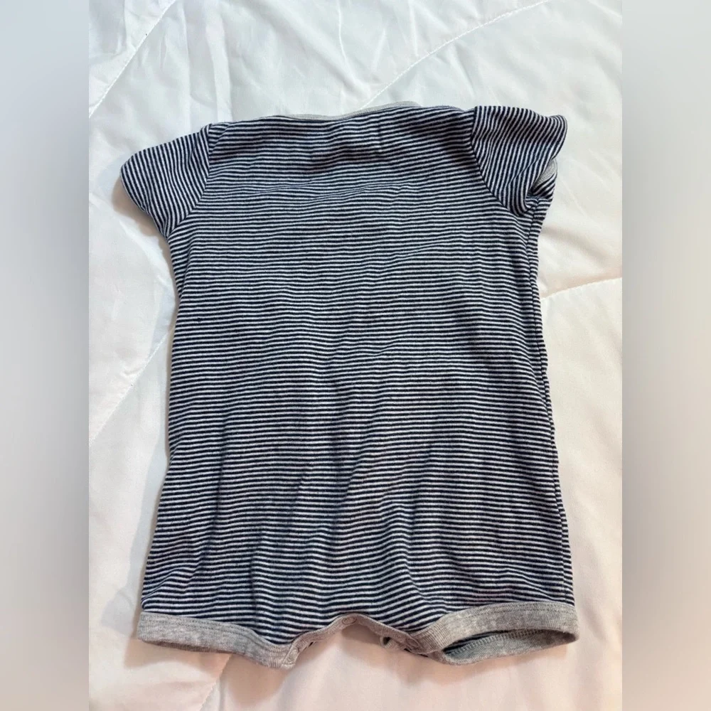 Carter's 18 months Navy and White Striped shorts outfit with giraffe